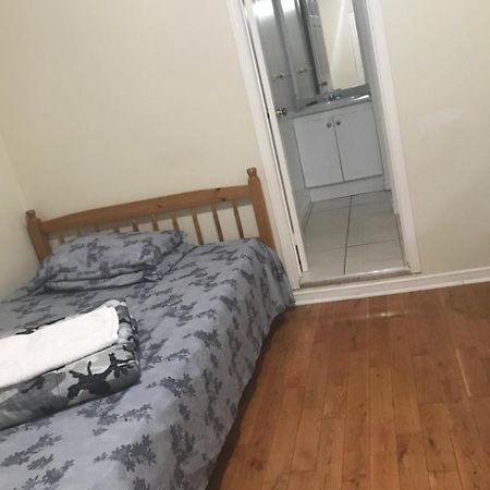 Monthly University Apartment-Elizabeth Торонто Экстерьер фото