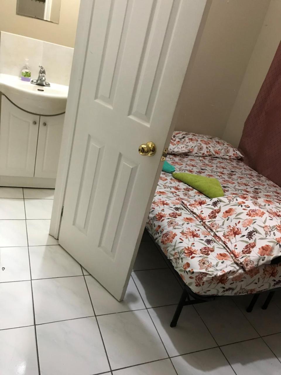 Monthly University Apartment-Elizabeth Торонто Экстерьер фото