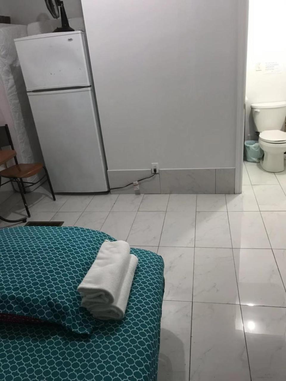 Monthly University Apartment-Elizabeth Торонто Экстерьер фото