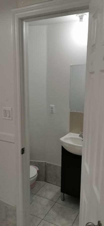 Monthly University Apartment-Elizabeth Торонто Экстерьер фото
