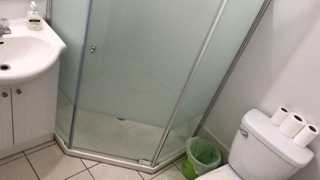 Monthly University Apartment-Elizabeth Торонто Экстерьер фото