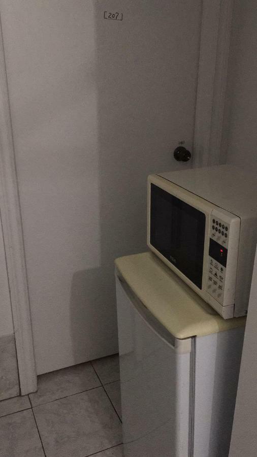 Monthly University Apartment-Elizabeth Торонто Экстерьер фото