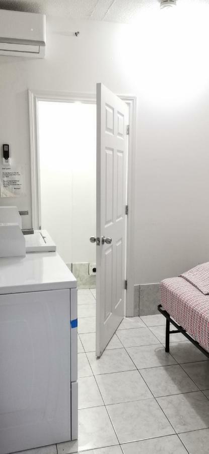 Monthly University Apartment-Elizabeth Торонто Экстерьер фото
