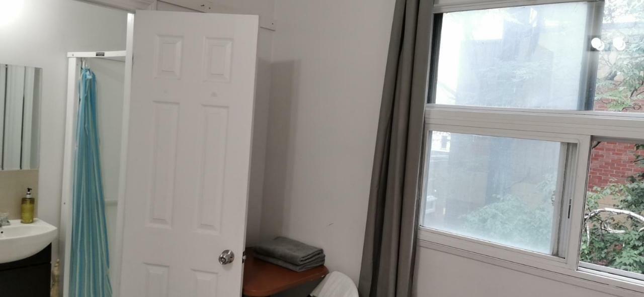 Monthly University Apartment-Elizabeth Торонто Экстерьер фото